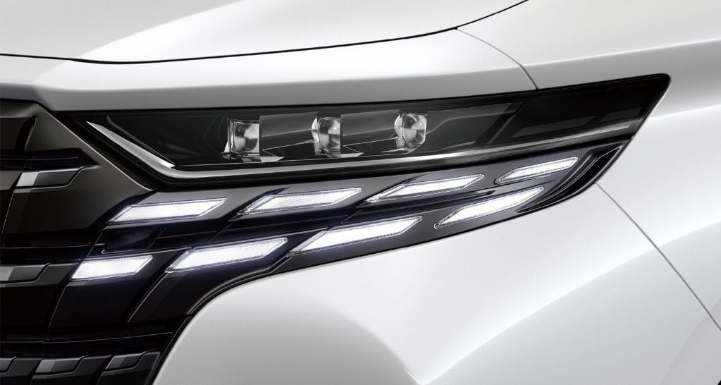 3-eye LED headlamp (high/low beam/with auto-leveling function) + LED clearance lamp (with daytime running lamp function) + LED cornering lamp + LED sequential turn lamp