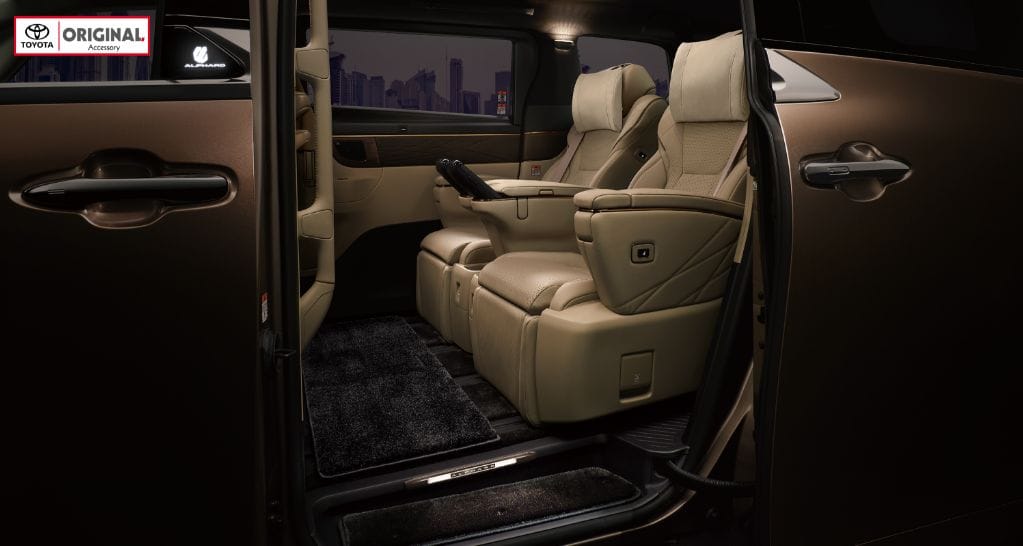 Over your head, at your fingertips, and at your feet. With the ultimate in hospitality, you'll always feel comfortable